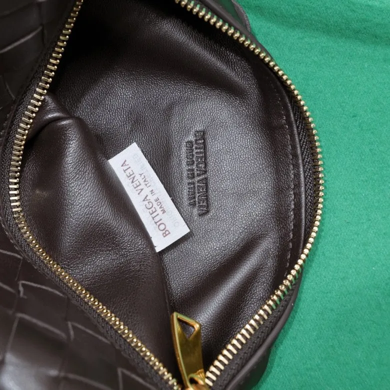 Batch 1360 #BvWallace Shoulder Lunch Bag 🔥 A lunch box bag that you can just grab and go. It is made of classic intrecciato weaving technology and reflects the craftsmanship of Bottega. The entire bag is made of top-grade happa lambskin. It is very soft and lightweight. The small bag shape is cute and exquisite. The interior capacity is also very large and can be carried under the arm. It is quite practical! The bottom of the bag is made of gold metal to prevent wear and tear. The details are really good! Choose this elegant commuting bag for Zaoba people~ Size: 22x13x9.5, model number; 7748#
